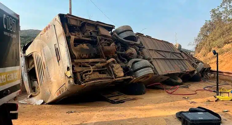 Vuelca autobús con aficionados de futbol; siete muertos y al menos 27 heridos