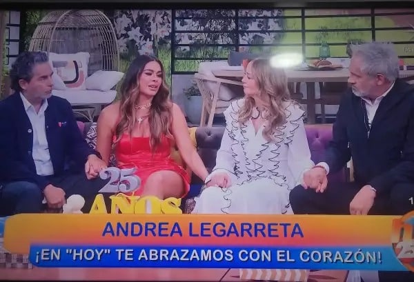 Artistas tomados de la mano