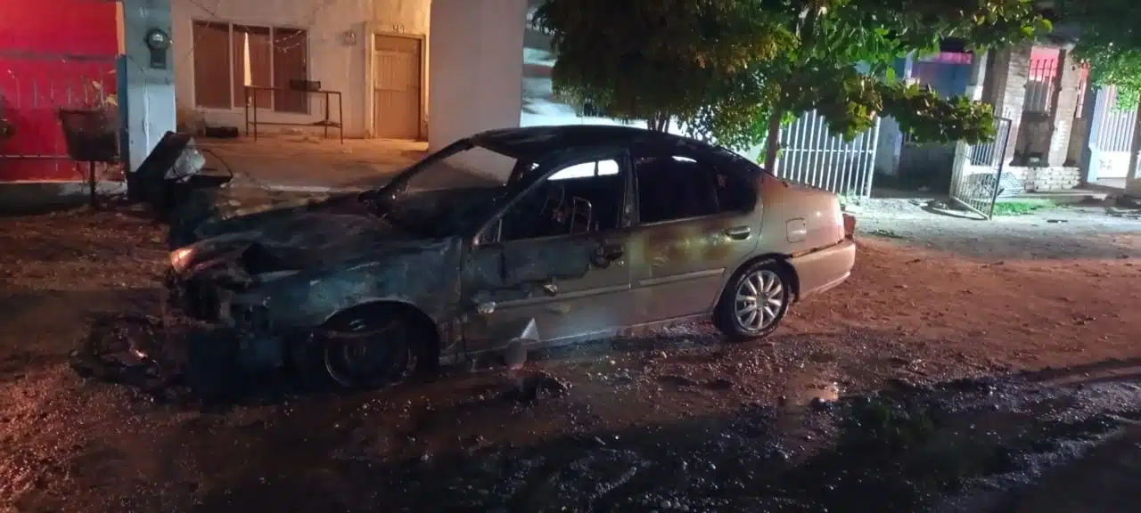 Auto quemado en Aguaruto
