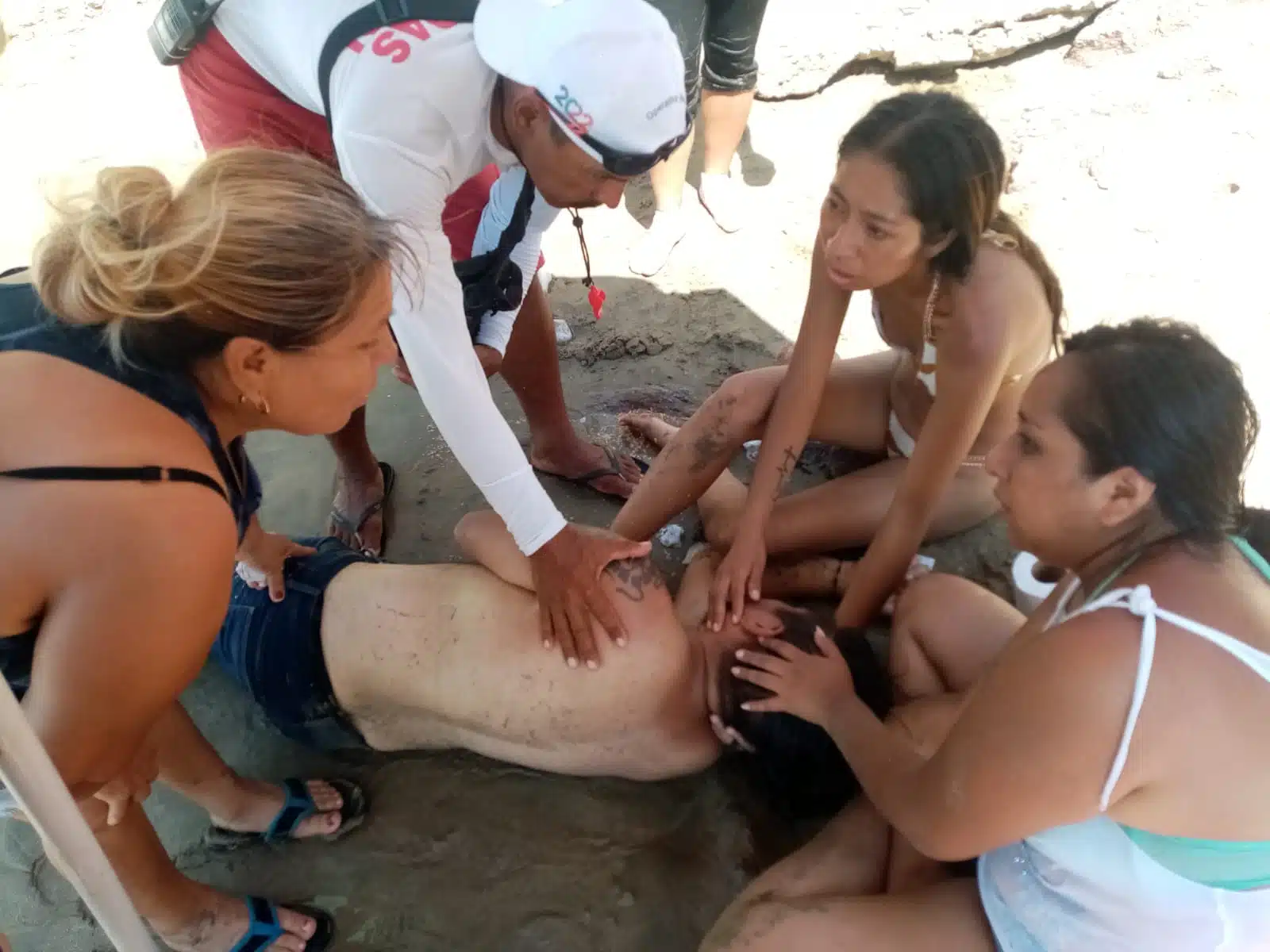 Joven es rescatado al estarse ahogando en Mazatlán