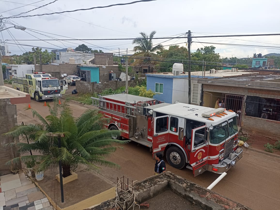 Bomberos sofocan y extinguen incendio en vivienda de Nuevo Milenio, en Mazatlán