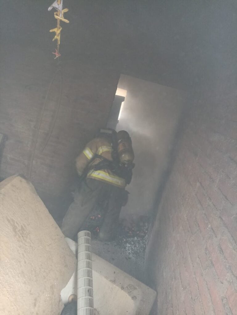 Bomberos sofocan y extinguen incendio en vivienda de Nuevo Milenio, en Mazatlán