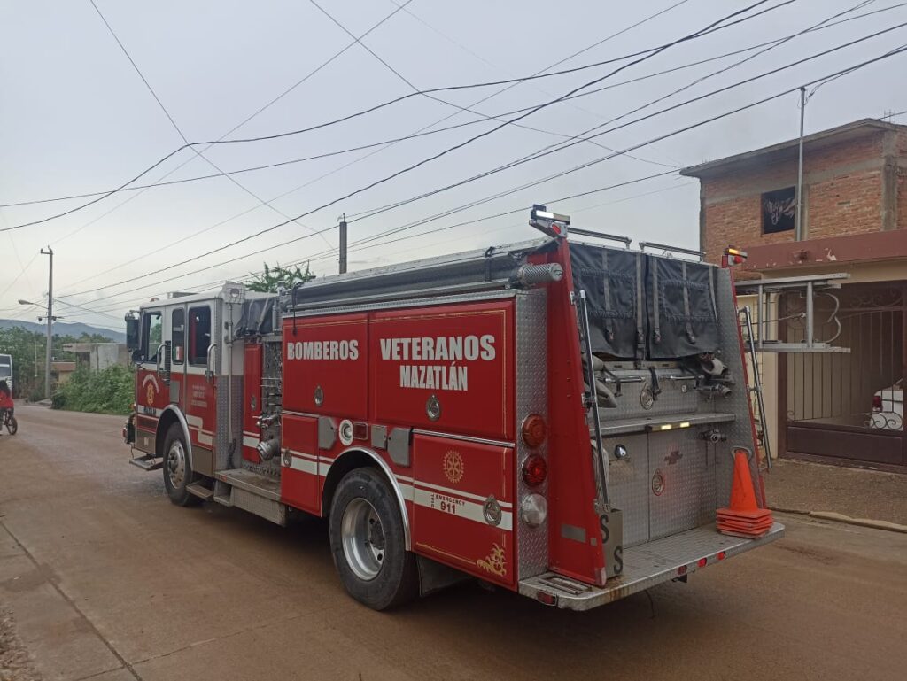 Bomberos sofocan y extinguen incendio en vivienda de Nuevo Milenio, en Mazatlán