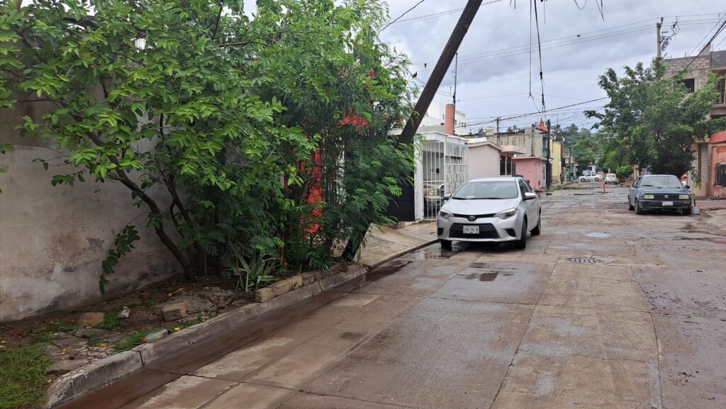 Fuertes vientos dejan “recargado” poste de madera sobre cables alta tensión en Mazatlán