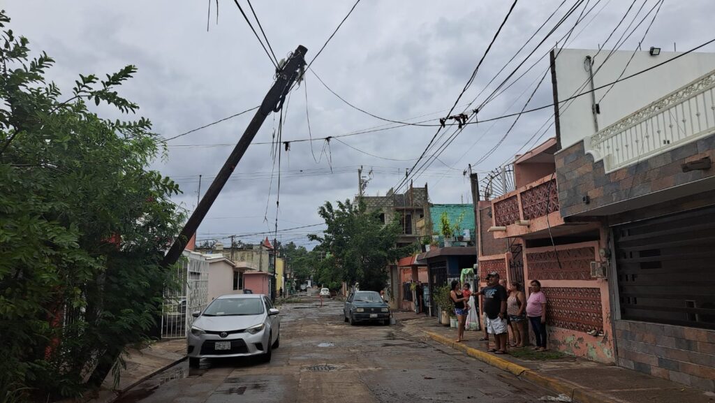 Fuertes vientos dejan “recargado” poste de madera sobre cables alta tensión en Mazatlán