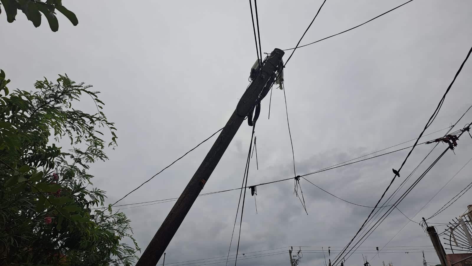 Poste a punto de caer tras tormenta en Mazatlán