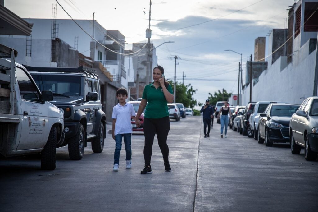 Gámez Mendívil inaugura pavimentación de calles en la colonia Heraclio Bernal, en Culiacán