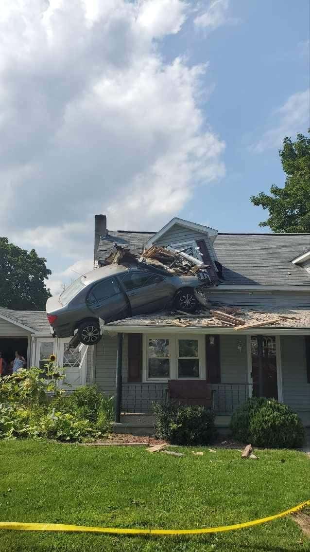 Carro volador arriba de casa