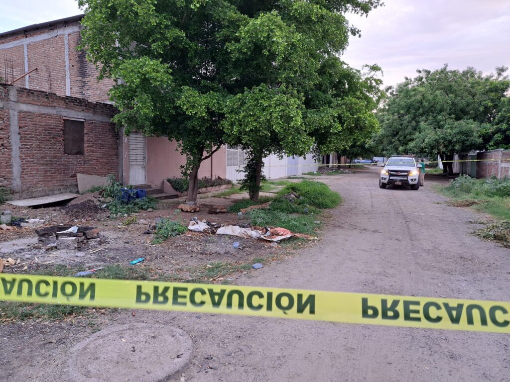 Abandonan bidones con precursores químicos, en calles de la colonia Vicente Guerrero, en Culiacán