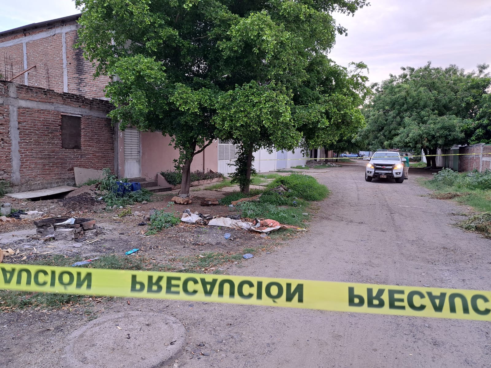 Abandonan bidones con precursores químicos, en calles de la colonia Vicente Guerrero, en Culiacán