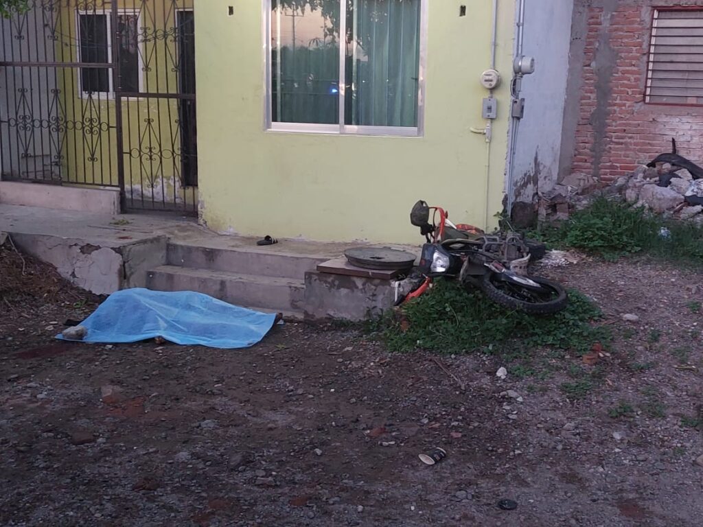 Muere motociclista al estrellarse contra un árbol en la colonia Toledo Corro de Mazatlán