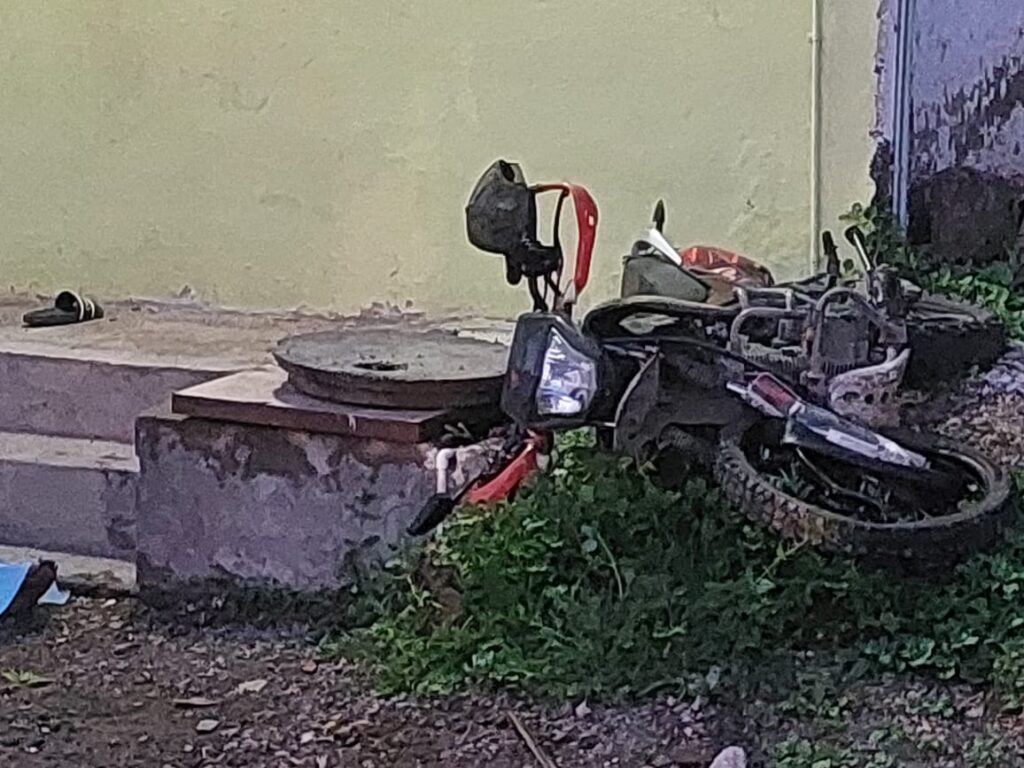 Muere motociclista al estrellarse contra un árbol en la colonia Toledo Corro de Mazatlán