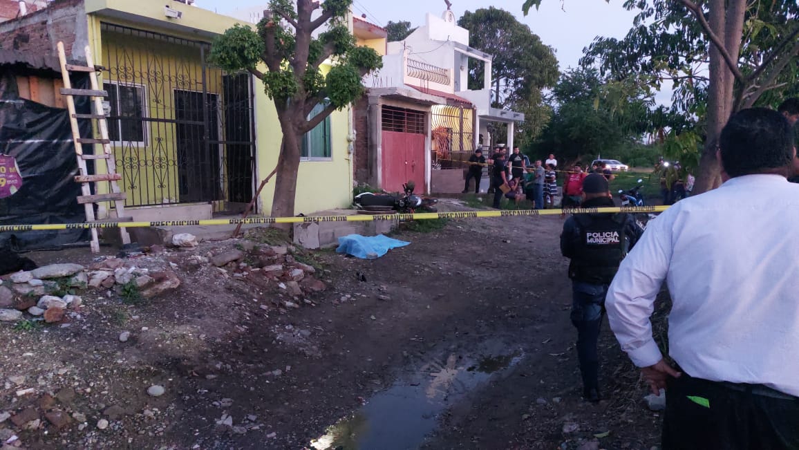 Muere motociclista al estrellarse contra un árbol en la colonia Toledo Corro de Mazatlán