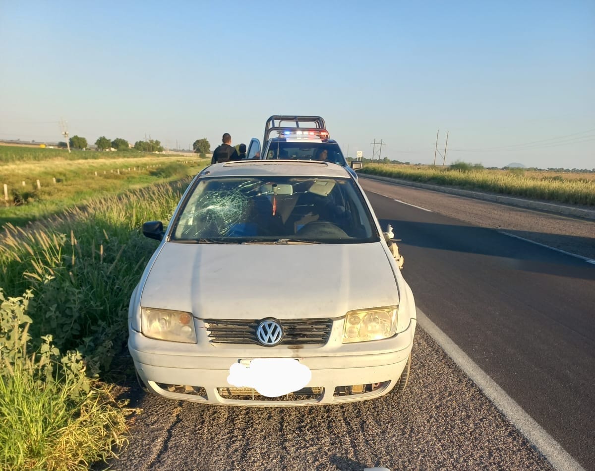 Vehículo abandonado en la carretera