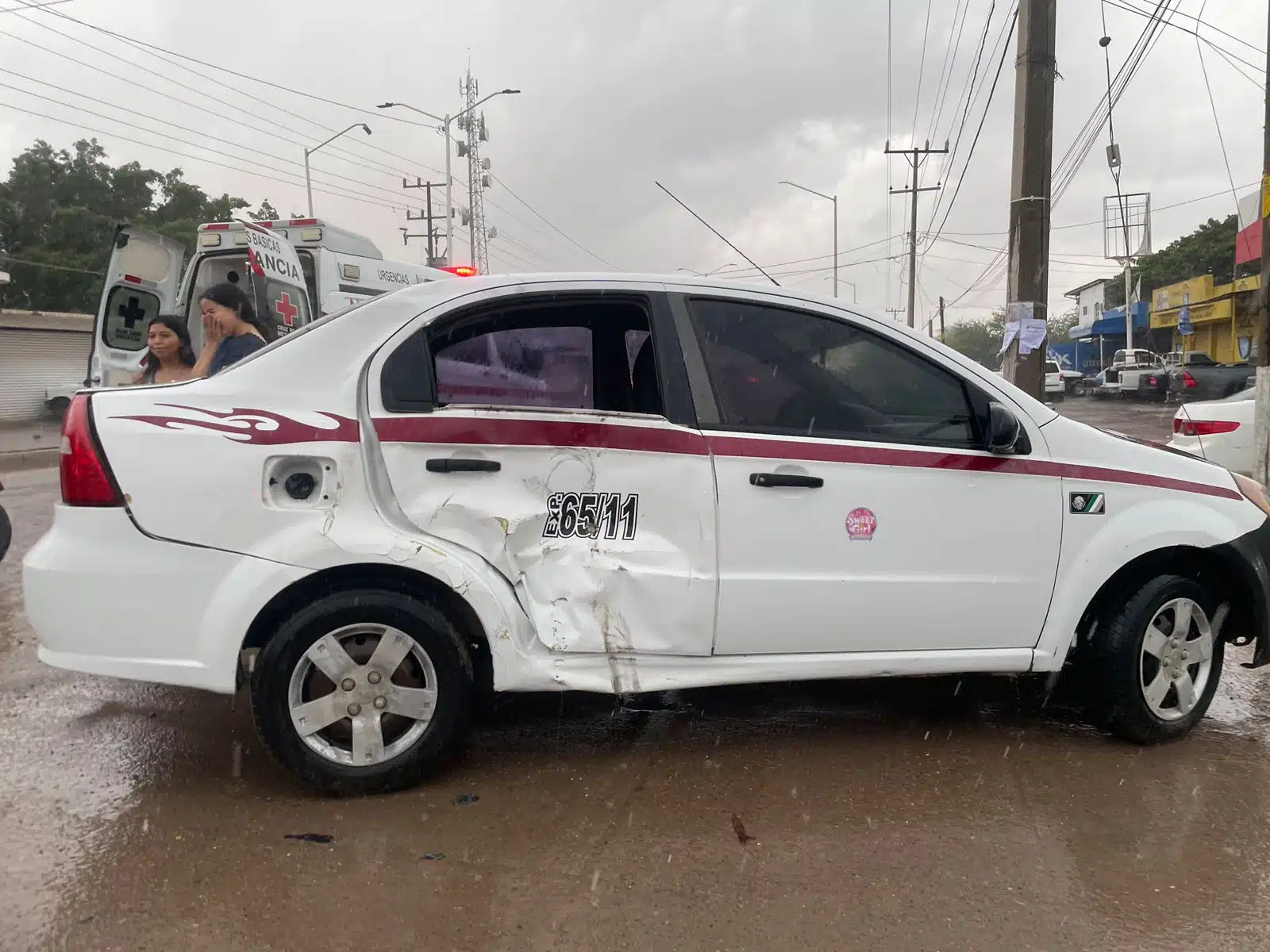 Motociclista de 15 años queda herido luego de chocar contra taxi en Costa Rica, Culiacán