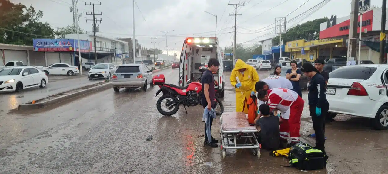 Motociclista de 15 años queda herido luego de chocar contra taxi en Costa Rica, Culiacán