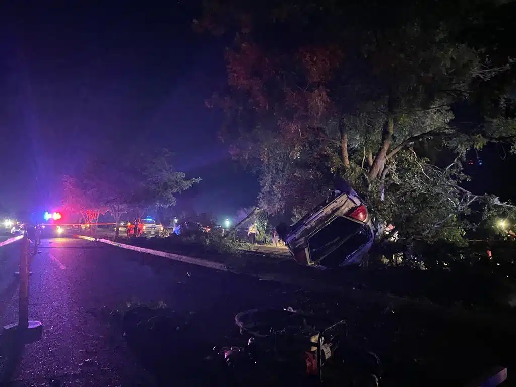 Tres personas pierden la vida en volcadura en el Ejido Cinco de Mayo, Ahome