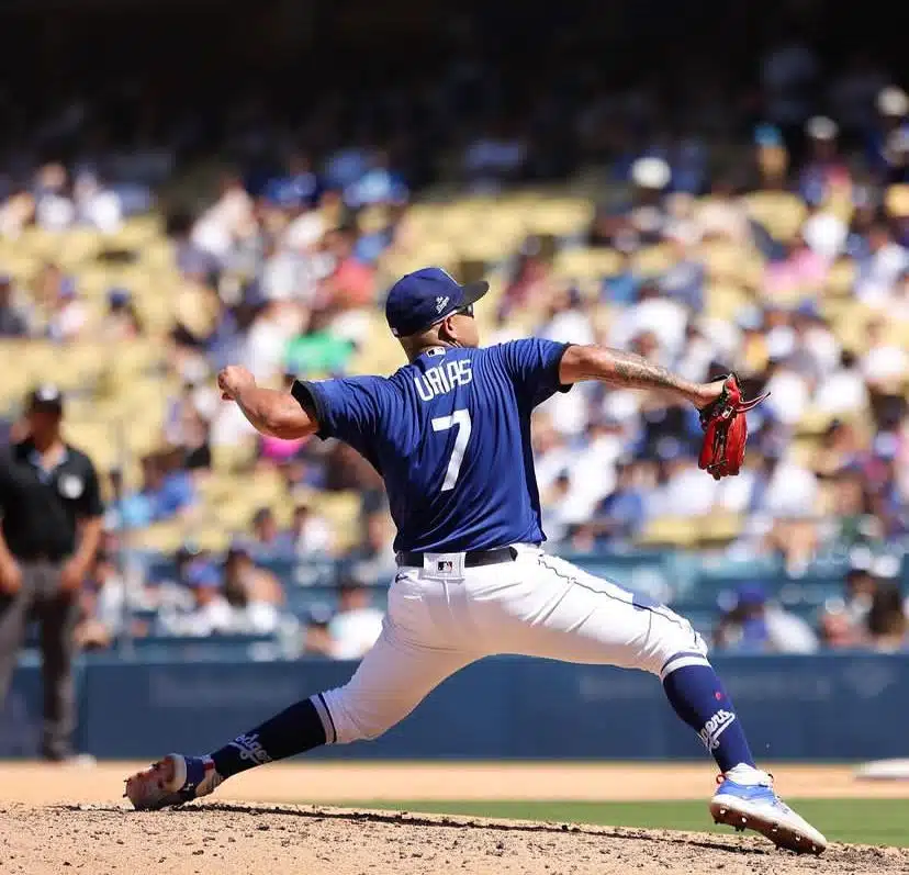 Julio Urías lanza en Dodger Stadium durante la victoria de Los Ángeles