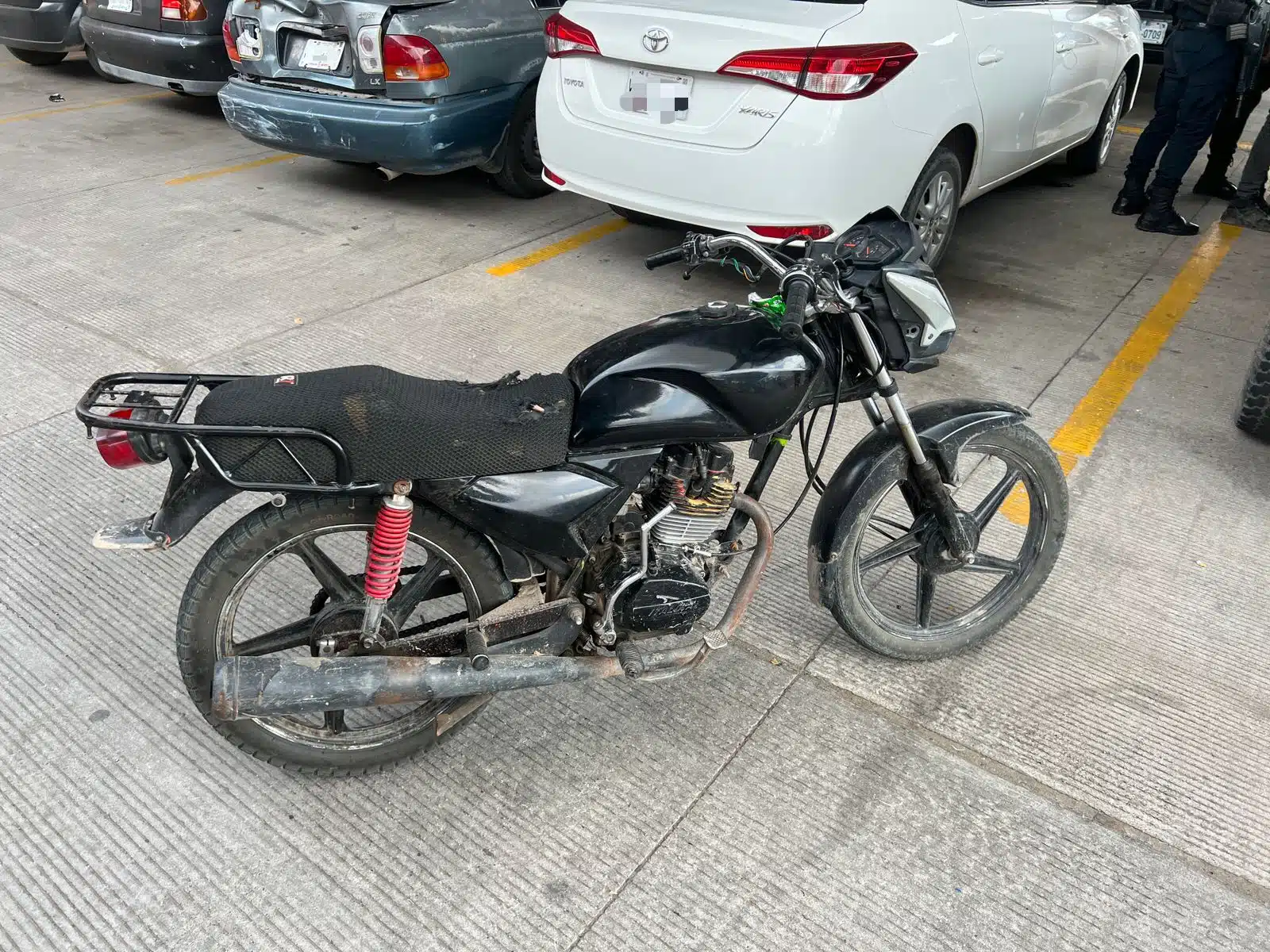 Policías Estatales aseguran a motociclista con presunta mariguana en Culiacán