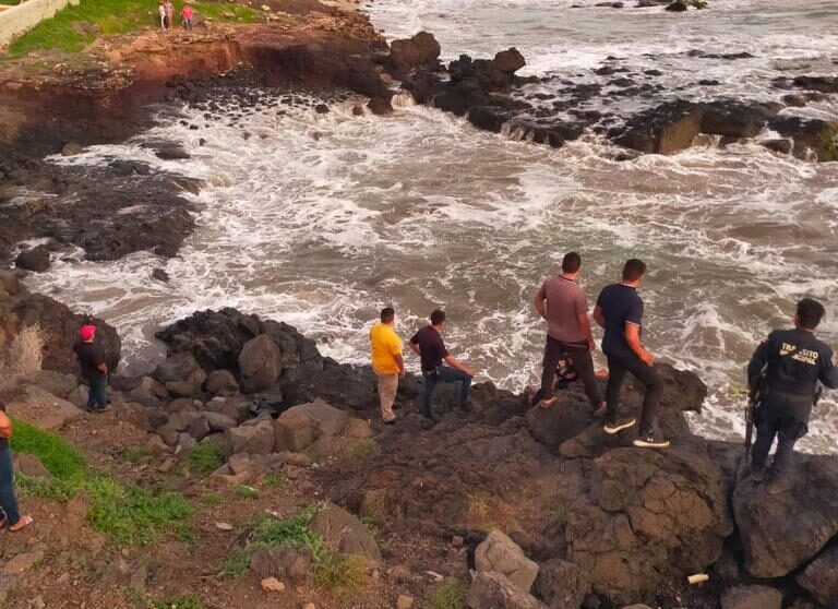 Un adulto fallece y dos más resultan lesionados en Barras de Piaxtla; hay un menor desaparecido en el mar