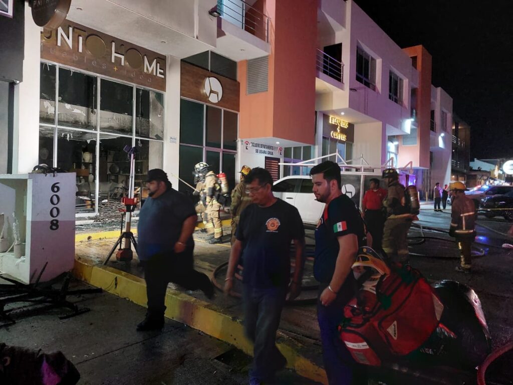 Incendio consume mueblería por la avenida Carlos Canseco, en Mazatlán