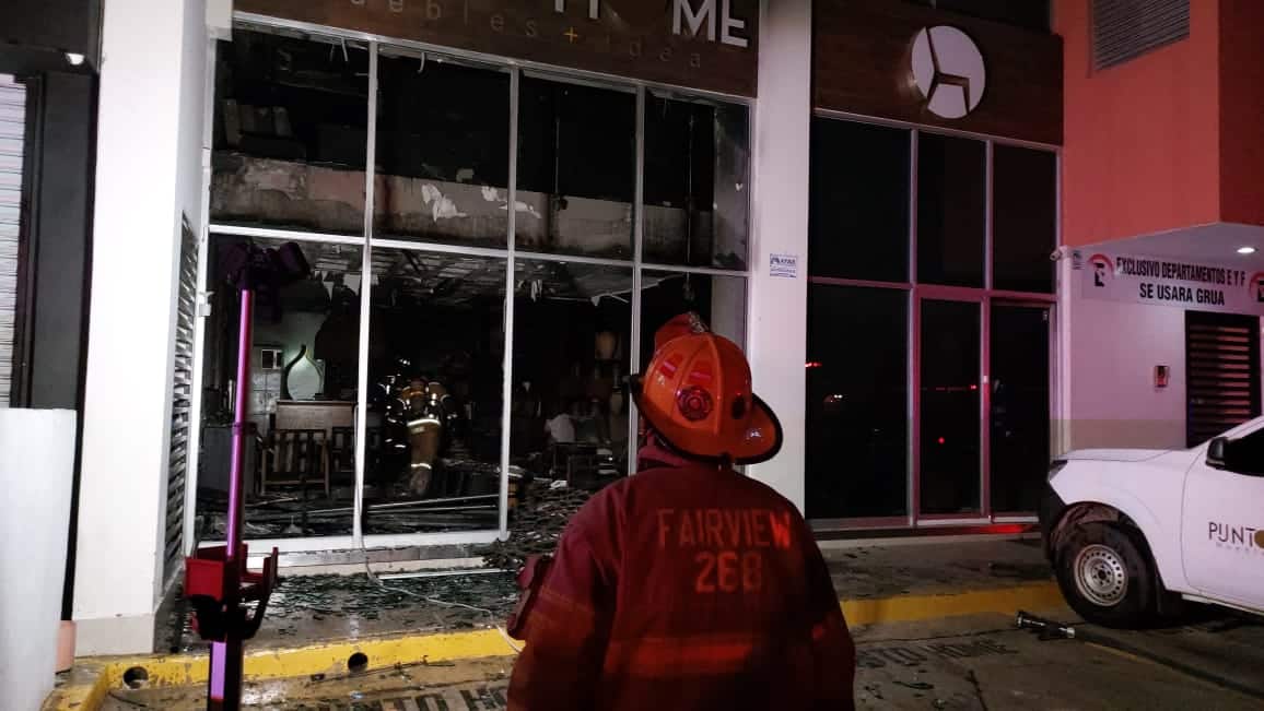 Incendio consume mueblería por la avenida Carlos Canseco, en Mazatlán