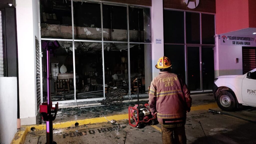 Incendio consume mueblería por la avenida Carlos Canseco, en Mazatlán