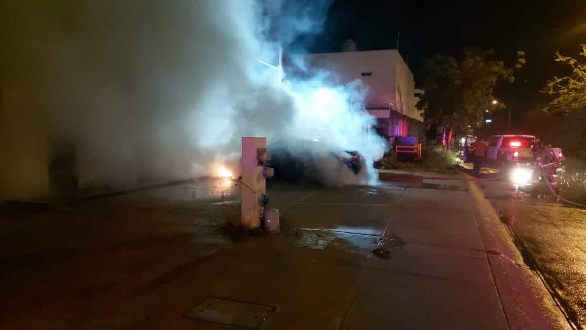 Se les para el auto con la lluvia, lo dejan estacionado y al rato se incendia, en Mazatlán