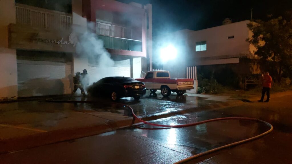 Se les para el auto con la lluvia, lo dejan estacionado y al rato se incendia, en Mazatlán