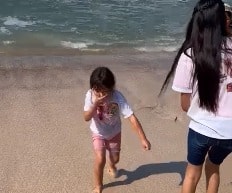 Fatima y su mamá se cargan de energía del mar para continuar la lucha contra el cáncer