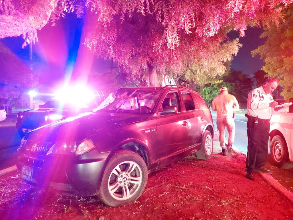 Dos adultos y un niño resultan con golpes al chocar en una camioneta BMW contra un árbol en Navolato