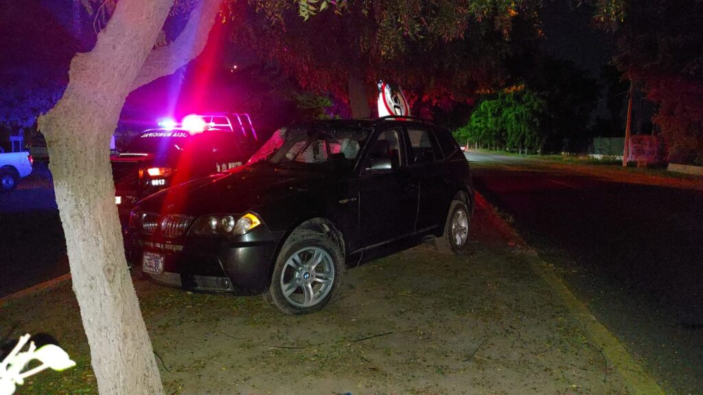 Dos adultos y un niño resultan con golpes al chocar en una camioneta BMW contra un árbol en Navolato