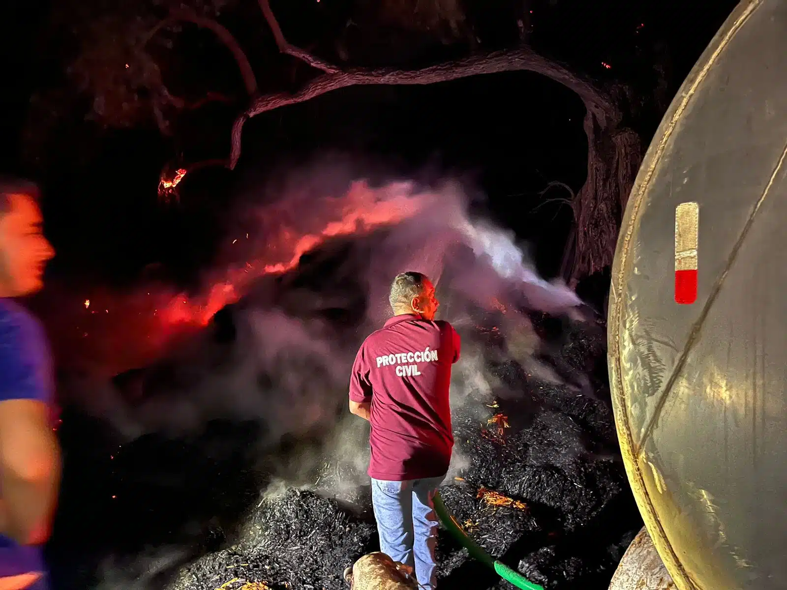 ¡Arde Vinaterías de noche! Dos incendios azotan la localidad fortense