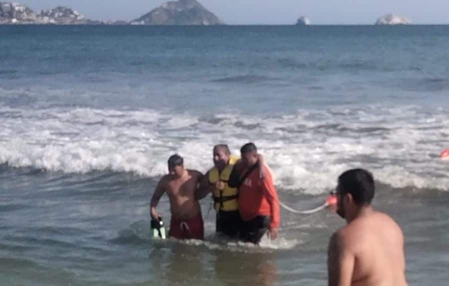 Oportuno rescate de turista del Estado de México cuando era jalado por el mar, en Mazatlán
