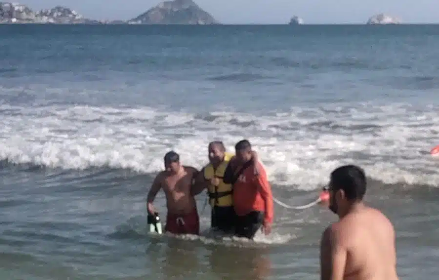 Oportuno rescate de turista del Estado de México cuando era jalado por el mar, en Mazatlán