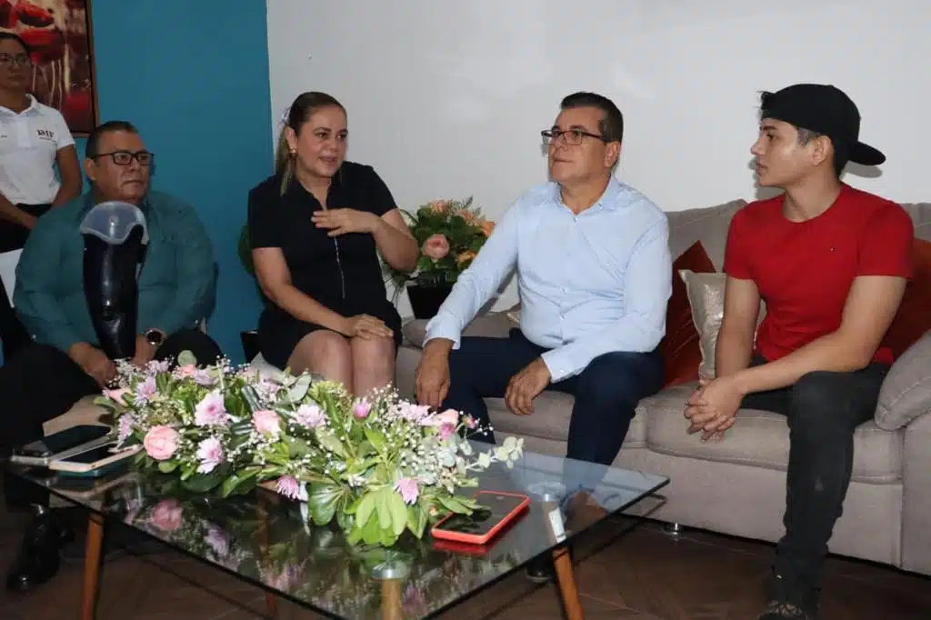 María Teresa Apodaca, presidenta DIF Mazatlán y el alcalde Édgar González entregaron el apoyo funcional a este joven