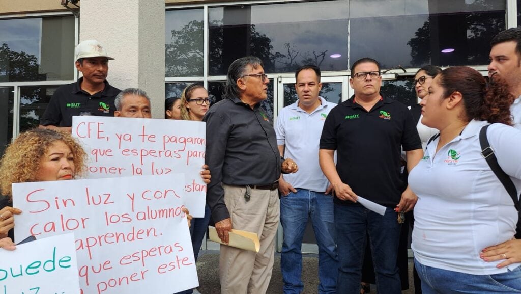 Trabajadores de Cecytec se manifiestan contra CFE: piden que conecten la luz al plantel