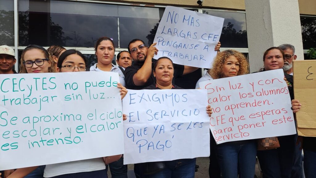 Trabajadores de Cecytec se manifiestan contra CFE: piden que conecten la luz al plantel
