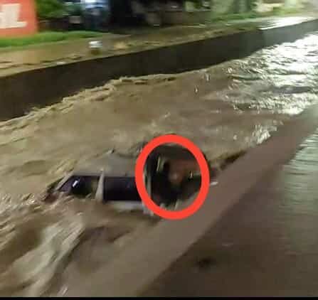 Este es el momento en el que un hombre busca ponerse a salvo de la corriente de canal de Culiacán