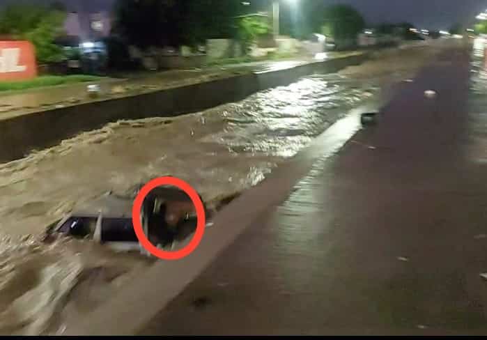 Este es el momento en el que un hombre busca ponerse a salvo de la corriente de canal de Culiacán