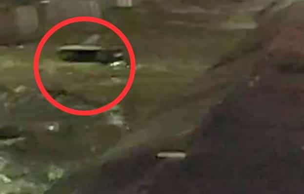 Este es el momento en el que un hombre busca ponerse a salvo de la corriente de canal de Culiacán