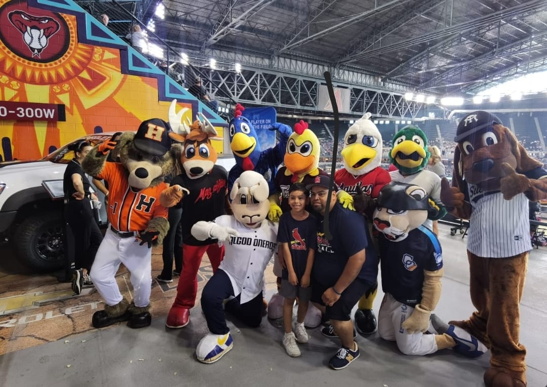 Las mascotas de las 10 organizaciones de la LMP posando con aficionados en los pasillos del Chase Field