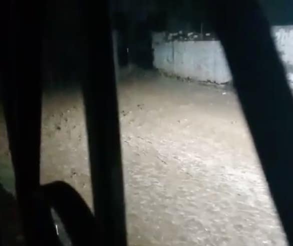 ¡Se desprende el cielo en Chinobampo, El Fuerte! Intensa lluvia afecta a la comunidad 
