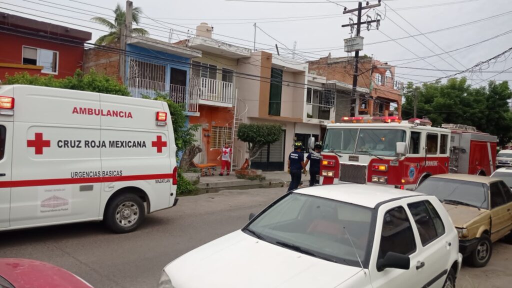 Bomberos rescatan a un hombre que estaba inconsciente en el segundo piso de una vivienda en Mazatlán