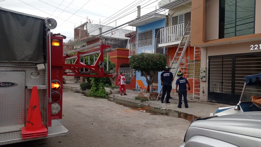Bomberos rescatan a un hombre que estaba inconsciente en el segundo piso de una vivienda en Mazatlán