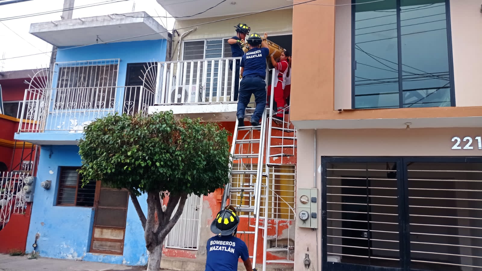 Bomberos rescatan a un hombre que estaba inconsciente en el segundo piso de una vivienda en Mazatlán