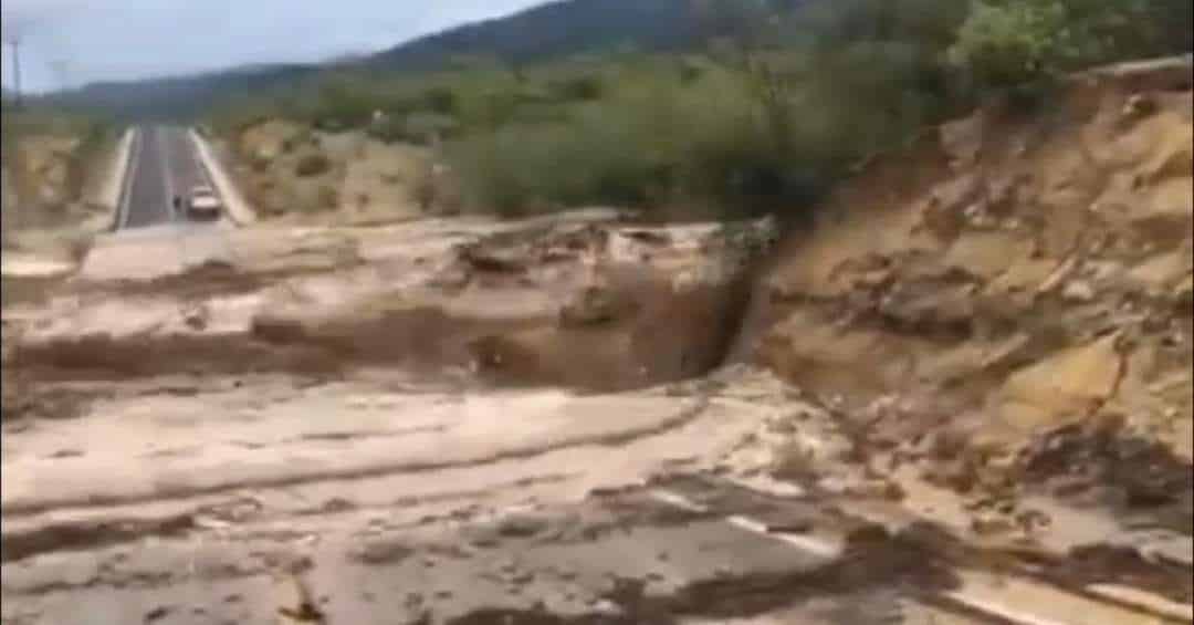 ¡Hilary arrebata una vida en BCS! Automóvil es arrastrado por un arroyo con familia en el interior