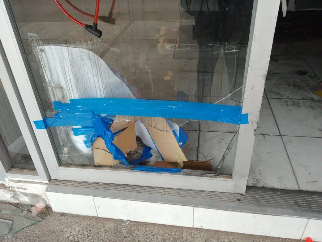 Cristal roto de la tienda que fue objeto de robo por un sujeto en Los Mochis