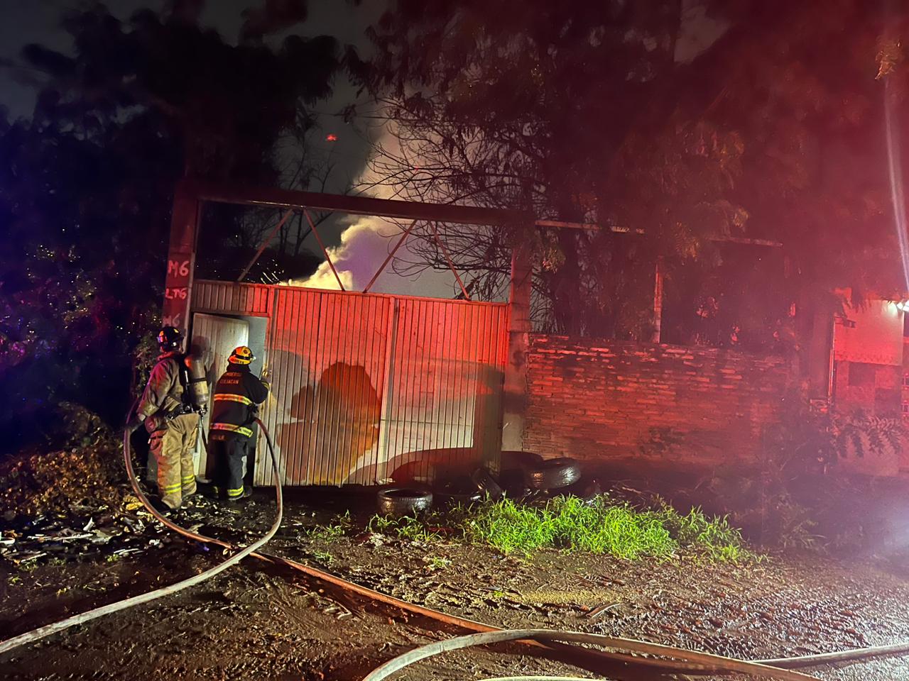 Paramédicos de Cruz Roja suplen a bomberos y controlan dos incendios durante las lluvias, en Culiacán