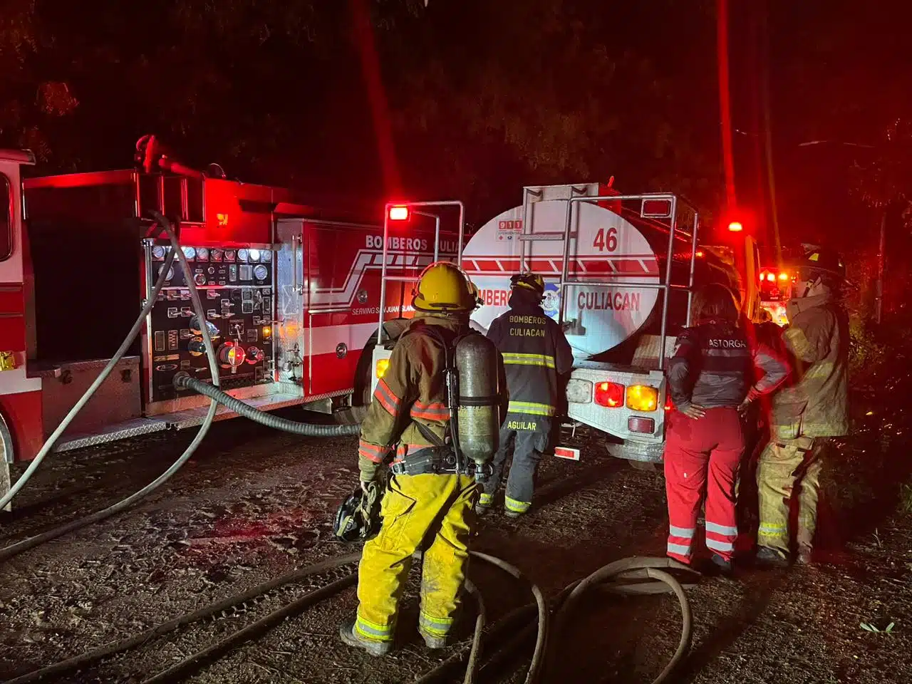 Paramédicos de Cruz Roja suplen a bomberos y controlan dos incendios durante las lluvias, en Culiacán